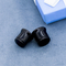 La singola barella svasata acrilica dell'orecchio tappa la dimensione multipla con i cerchi di cuoio neri